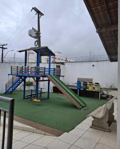 een speeltuin in een gebouw met een glijbaan bij Apartamento térreo com 2 quartos e jardim in Teresina