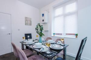 a dining room with a table and chairs at 6BR Home - Sleeps 15 - Ideal for Contractors & Group Stays - Parking in Castleton