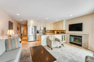 ein Wohnzimmer mit Couch und Kamin in der Unterkunft Lake Chelan Shores Chelan Beauty 18-7 in Lakeside