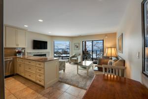 eine Küche und ein Wohnzimmer mit einer Couch und einem Tisch in der Unterkunft Lake Chelan Shores Chelan Beauty 18-7 in Lakeside