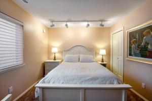 ein Schlafzimmer mit einem weißen Bett und zwei Lampen in der Unterkunft Lake Chelan Shores Chelan Beauty 18-7 in Lakeside + 32 Fotos