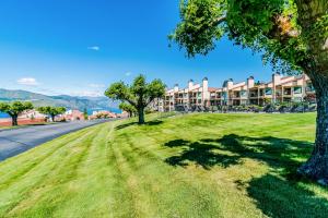 eine Rasenfläche vor einem großen Apartmenthaus in der Unterkunft Lake Chelan Shores Chelan Beauty 18-7 in Lakeside