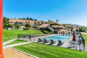ein Swimmingpool mit Stühlen und ein Haus in der Unterkunft Lake Chelan Shores Chelan Beauty 18-7 in Lakeside