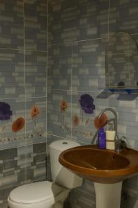 een badkamer met toilet en wastafel bij feel lik your home in Saint. Catherine