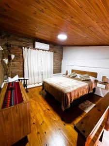 a bedroom with a bed and a wooden ceiling at Centrico y Completo Departamento en Posadas in Posadas