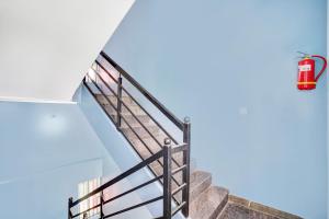 班加罗尔Hotel O Harsha Inn的建筑物内的楼梯,带灭火器