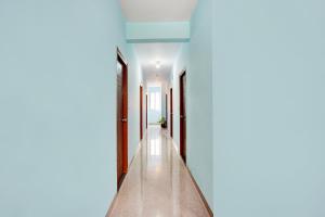 班加罗尔Hotel O Harsha Inn的拥有白色墙壁和蓝色天花板的走廊