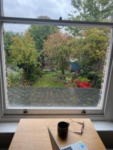 d'une fenêtre avec vue sur le jardin. dans l'établissement Large garden-view room, 20 min from Central London, in a stylish period property in Lee, with free parking and a friendly Jack Russell, à Londres 2 autres photos