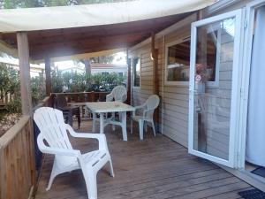 Balkón nebo terasa v ubytování Trigano évolution 35 climatisé, 3 chambres dans camping 4 étoiles à La Presqu'ile du Barcares