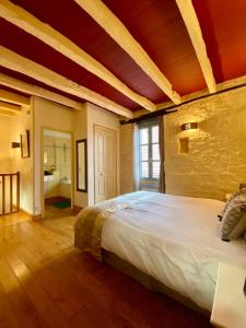 Ένα ή περισσότερα κρεβάτια σε δωμάτιο στο Maison de ville Le Rempart