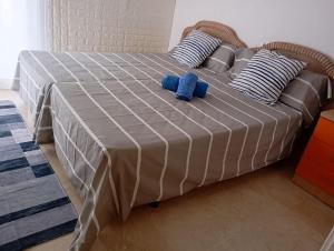 Een bed of bedden in een kamer bij Bienvenido a tu habitacion +44 foto's