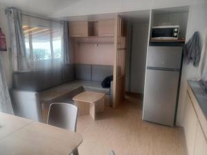 Kuchyň nebo kuchyňský kout v ubytování Trigano évolution 35 climatisé, 3 chambres dans camping 4 étoiles à La Presqu'ile du Barcares + 43 fotografií