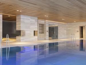 uma grande piscina num edifício com em Fairmont Golden Prague em Praga