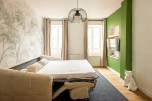 a bedroom with a bed and a couch at Le Goupil in Chalon-sur-Saône