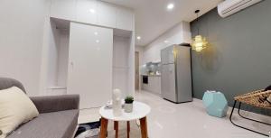 Long BìnhにあるSummer Houseのソファと冷蔵庫のあるリビングルーム