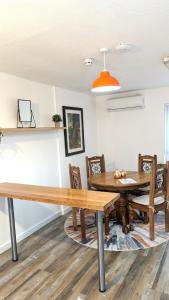 Μια τηλεόραση ή/και κέντρο ψυχαγωγίας στο Tŷ Cefn at The Lodge