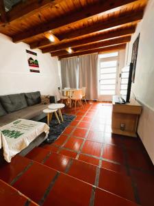 a living room with a couch and a table at Centrico y Completo Departamento en Posadas in Posadas