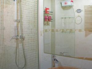 a bathroom with a shower and a mirror at Alojamiento Oasis Playa in Águilas
