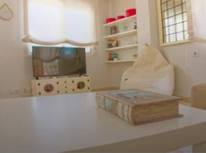 een doos op een tafel in een woonkamer bij Alojamiento Oasis Playa in Águilas