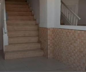 una rampa di scale in un edificio con specchio di Alojamiento Oasis Playa ad Águilas