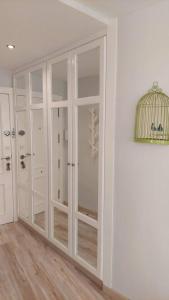 armadio bianco con porte in vetro in camera di Alojamiento Oasis Playa ad Águilas