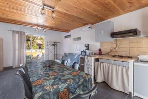 Kuchyň nebo kuchyňský kout v ubytování Gîte Le 879