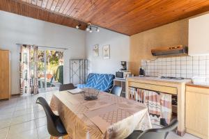 Kuchyň nebo kuchyňský kout v ubytování Gîte Le 881