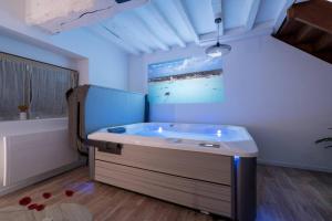 a bathroom with a large tub in a room at O Ricoul - Maison avec jacuzzi proche Rennes in Corps-Nuds