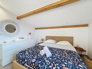 a bedroom with a bed and a mirror at Appartement 6 personnes avec garage in Clermont-Ferrand