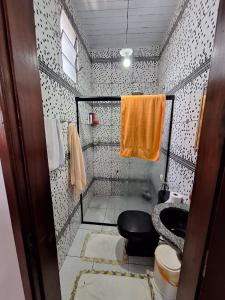 une salle de bain avec une douche avec des toilettes et un lavabo dans l'établissement Casa para cop30, à Belém