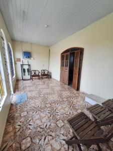 Cette chambre dispose d'un sol en pierre et d'une porte. dans l'établissement Casa para cop30, à Belém