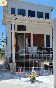 a house behind a wire fence at EcoChalé de Arraial in Arraial do Cabo