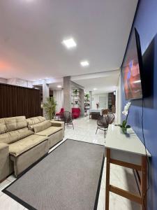Una televisión o centro de entretenimiento en Loft Estilo seguro e bem localizado