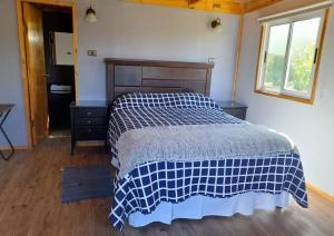 een slaapkamer met een bed met een blauw-witte deken bij Espacio lagunillas Alojamiento in Lagunillas +48 foto's