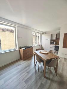 une cuisine et une salle à manger avec une table et des chaises dans l'établissement Mono Giudici, à Clusone