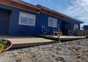 een blauw huis met stoelen op een terras bij Espacio lagunillas Alojamiento in Lagunillas