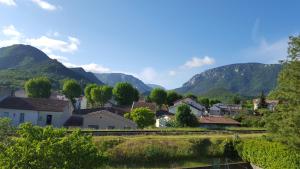 una piccola cittadina con montagne sullo sfondo di Quillan La Vue - Chambres d'hôtes a Quillan