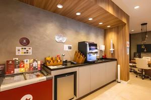 a coffee shop with a counter with a coffee machine at Studio mobiliado ao lado do aeroporto de Congonhas in Sao Paulo