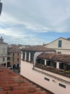 a view of a city from the roofs of buildings at Can Los arcos in Chioggia