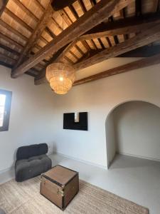 a living room with a couch and a table at Can Los arcos in Chioggia