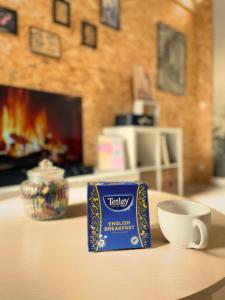 a box of tea sitting on a table next to a cup at Meilleur rapport qualité prix de la Région in Malicorne-sur-Sarthe