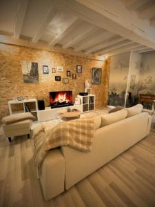 a living room with a couch and a fireplace at Meilleur rapport qualité prix de la Région in Malicorne-sur-Sarthe