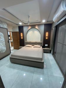 un dormitorio con una cama grande en una habitación en Home away from Home close to Swaminarayan Temple, en Nadiād