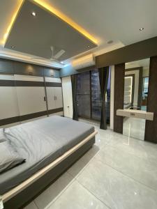 un dormitorio con una cama grande en una habitación en Home away from Home close to Swaminarayan Temple, en Nadiād