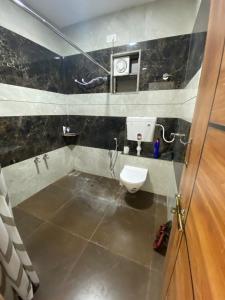 Un baño pequeño con inodoro y lavabo. en Home away from Home close to Swaminarayan Temple, en Nadiād 11 fotos más