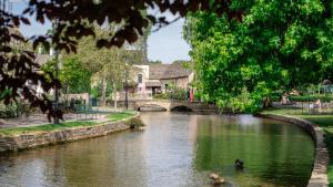 Ein paar Leute schwimmen im Fluss. in der Unterkunft Wildflowers Cottage in Bourton on the Water