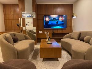 Телевизор и/или развлекательный центр в The Skyluxe Designer Suite with Rooftop Pool