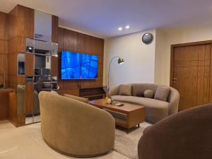 Кухня или мини-кухня в The Skyluxe Designer Suite with Rooftop Pool
