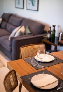- une table avec deux assiettes et des verres à vin dans l'établissement SAFFRON, à Nicosie