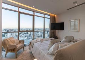 une chambre avec deux lits et une grande fenêtre dans l'établissement SAFFRON, à Nicosie 24 autres photos